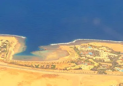 Droga z lotniska do miasta Marsa Alam wzdłuż wybrzeża Morza Czerwonego
