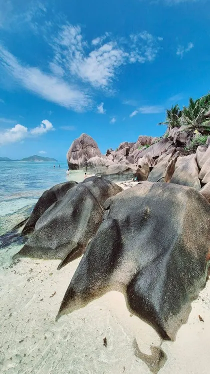 Granitowe głazy i turkusowa woda w Anse Source d'Argent, La Digue